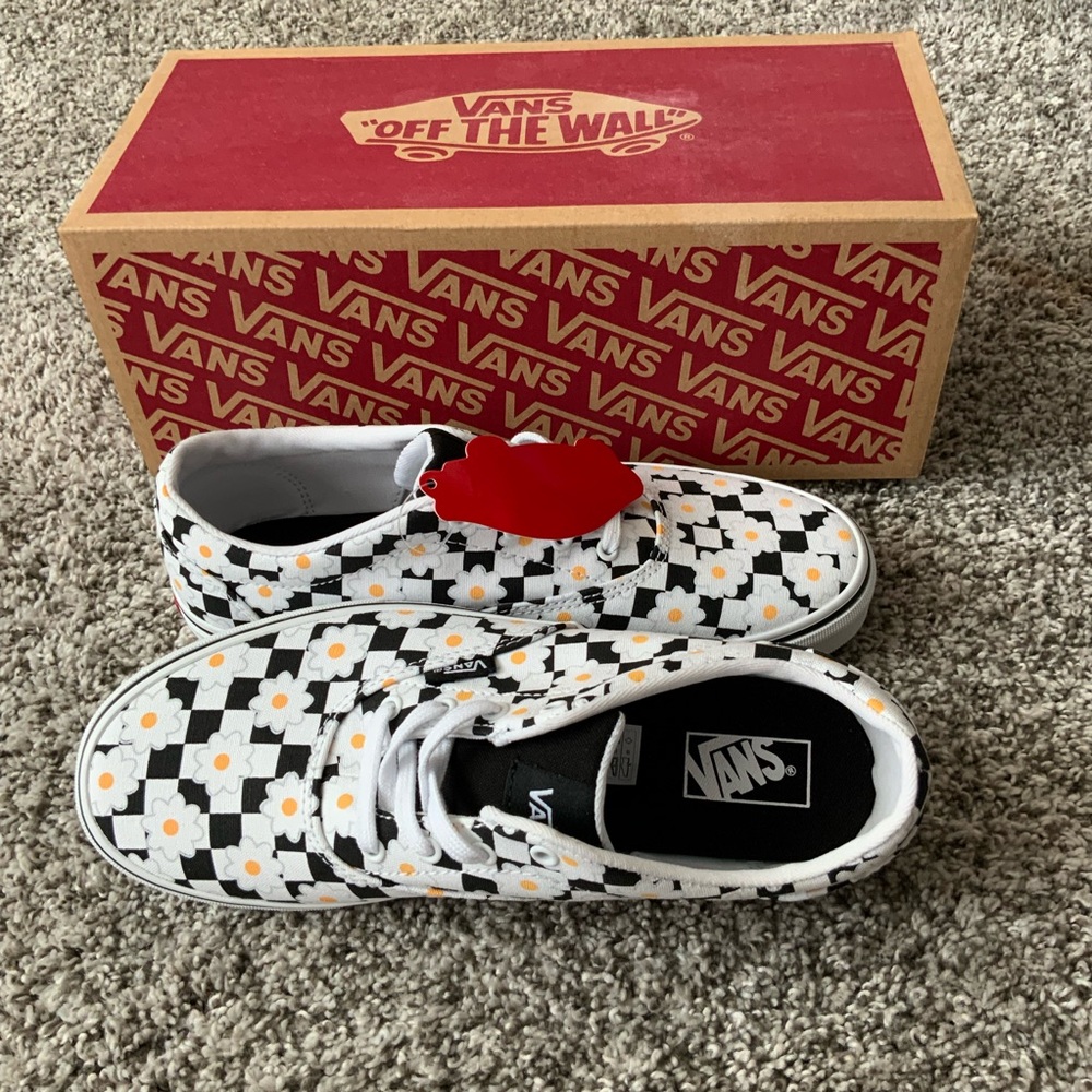 VANS “OFF THE WALL” SHOES SIZE 5 BRAND NEW IN THE BOX!
